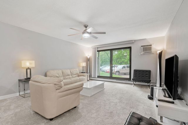 2009 E 122nd Street C8, Burnsville, MN 55337