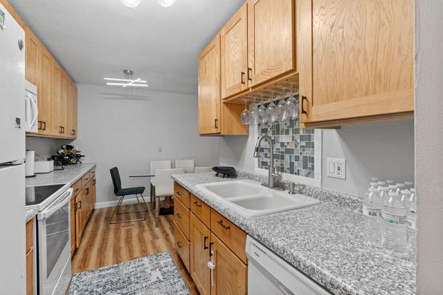 2009 E 122nd Street C8, Burnsville, MN 55337