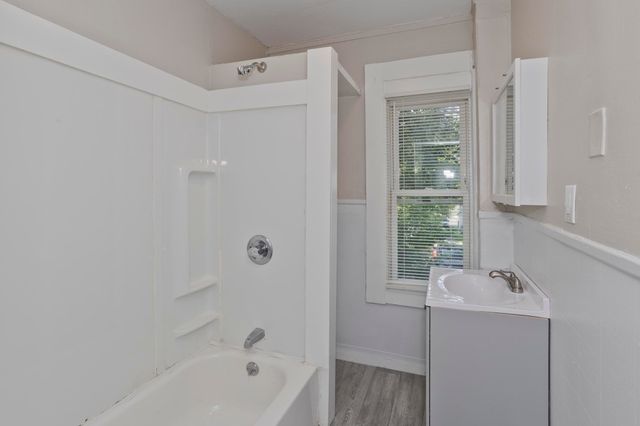 30 Hawthorne St, Springfield, MA 01105