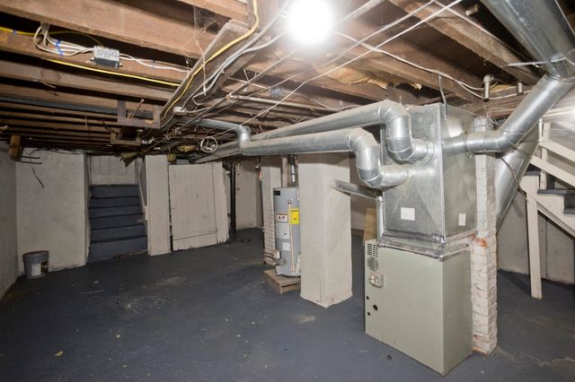 30 Hawthorne St, Springfield, MA 01105