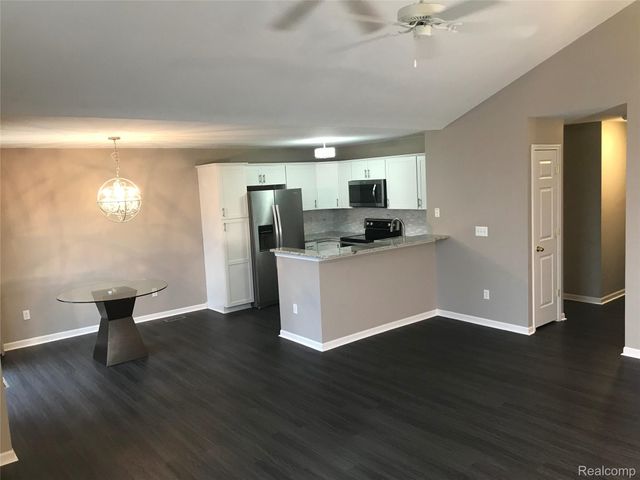 26210 Chesapeake Circle, Commerce Charter Township, MI 48390