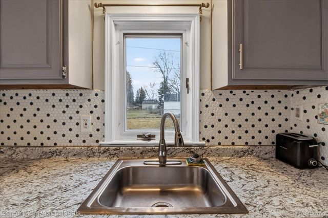 18292 Deering Street, Livonia, MI 48152