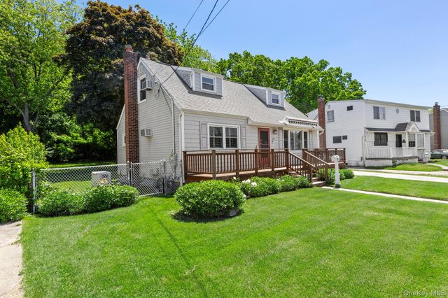 12 Leslie Lane, Massapequa, NY 11758