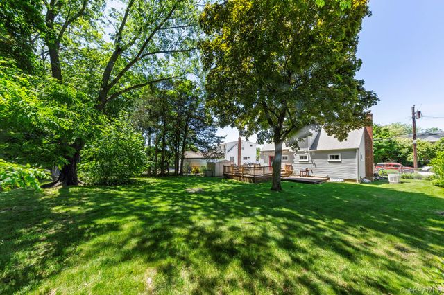12 Leslie Lane, Massapequa, NY 11758