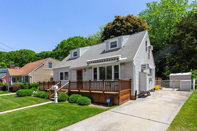12 Leslie Lane, Massapequa, NY 11758