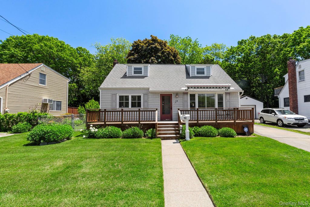 12 Leslie Lane, Massapequa, NY 11758