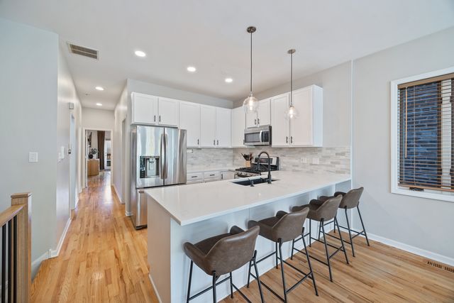 2106 W Erie Street 1E, Chicago, IL 60612