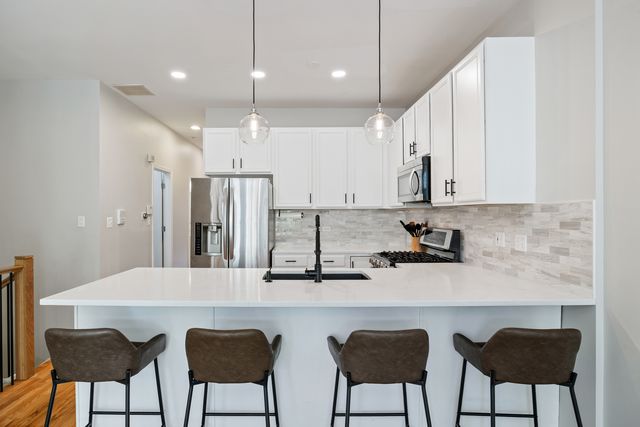 2106 W Erie Street 1E, Chicago, IL 60612