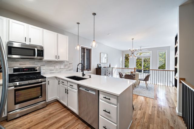 2106 W Erie Street 1E, Chicago, IL 60612