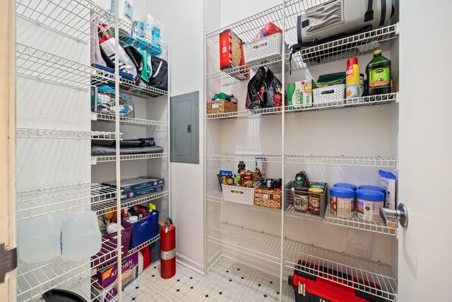 2106 W Erie Street 1E, Chicago, IL 60612