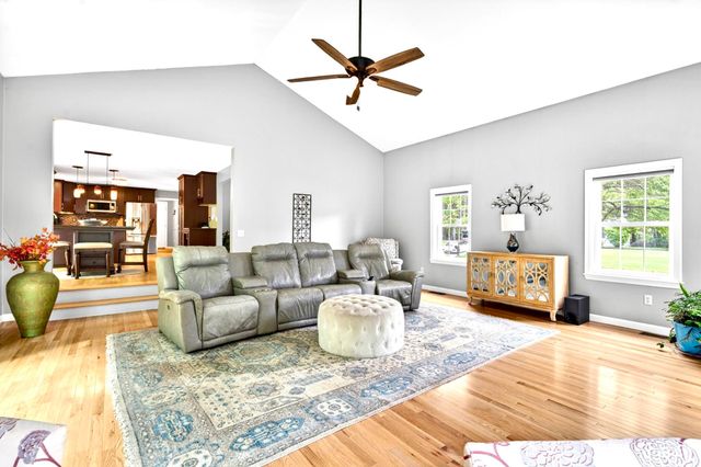 8 Sandstone Drive, Nashua, NH 03063