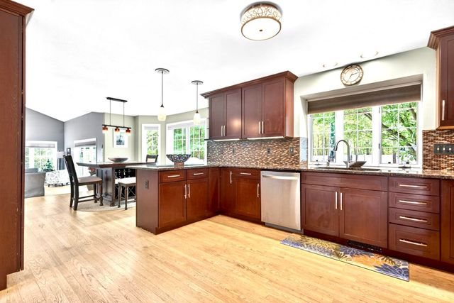 8 Sandstone Drive, Nashua, NH 03063