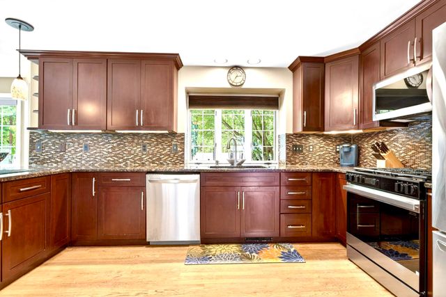 8 Sandstone Drive, Nashua, NH 03063