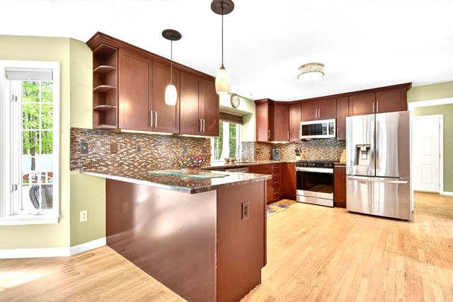8 Sandstone Drive, Nashua, NH 03063