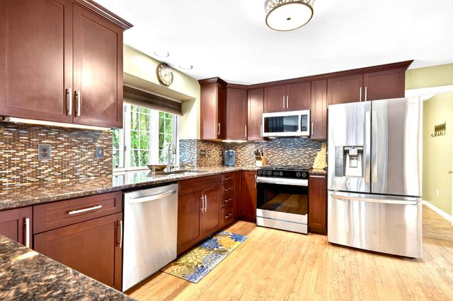 8 Sandstone Drive, Nashua, NH 03063