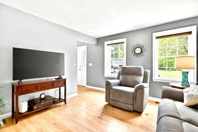 8 Sandstone Drive, Nashua, NH 03063