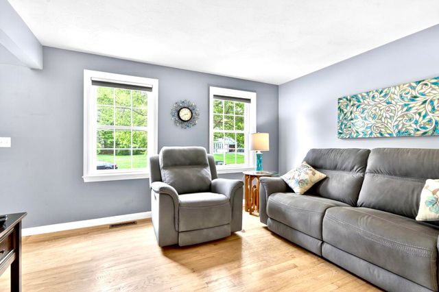 8 Sandstone Drive, Nashua, NH 03063