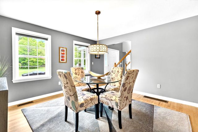 8 Sandstone Drive, Nashua, NH 03063