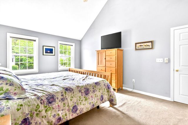 8 Sandstone Drive, Nashua, NH 03063
