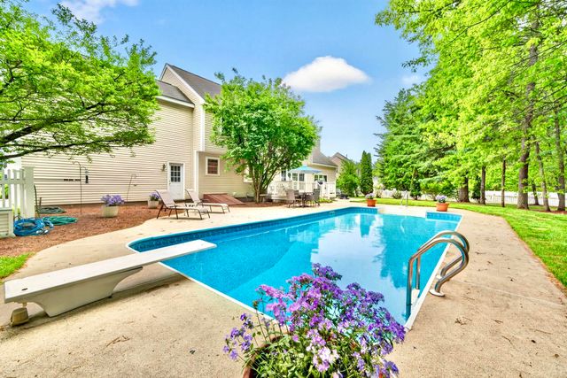 8 Sandstone Drive, Nashua, NH 03063