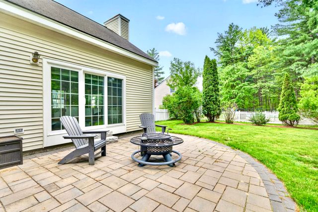 8 Sandstone Drive, Nashua, NH 03063