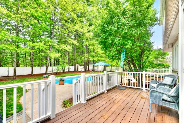 8 Sandstone Drive, Nashua, NH 03063
