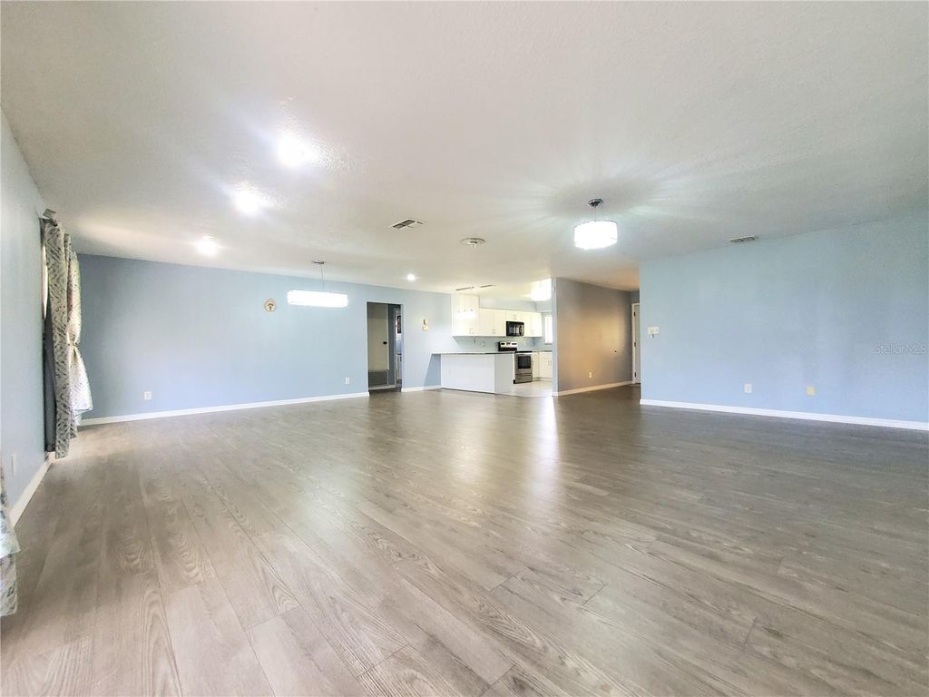 Image 11 of property listing at 5540 MINUTE MAN COURT, Orlando, FL 32821