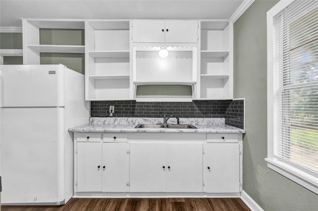 1100 Meadowlane Street, Angleton, TX 77515