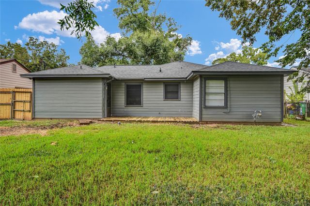 1100 Meadowlane Street, Angleton, TX 77515