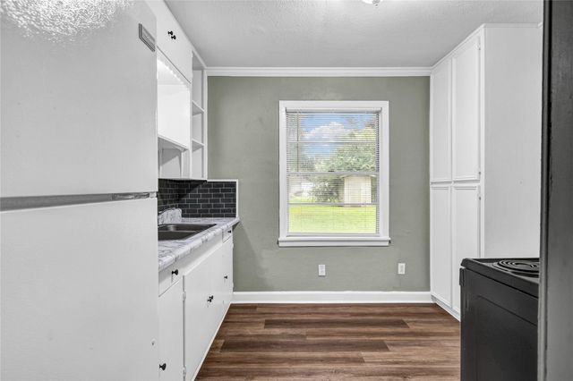 1100 Meadowlane Street, Angleton, TX 77515