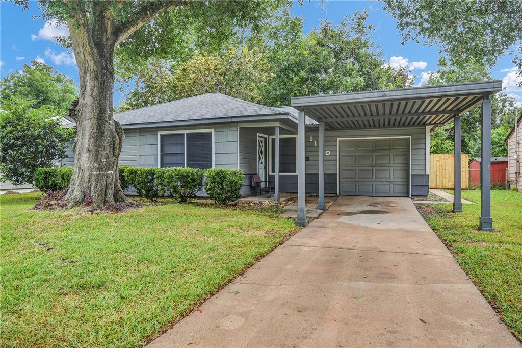 1100 Meadowlane Street, Angleton, TX 77515