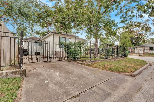 222 Moody Street, Houston, TX 77009