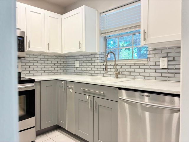 2204 NE 36th Street Apt 26, Lighthouse Point, FL 33064