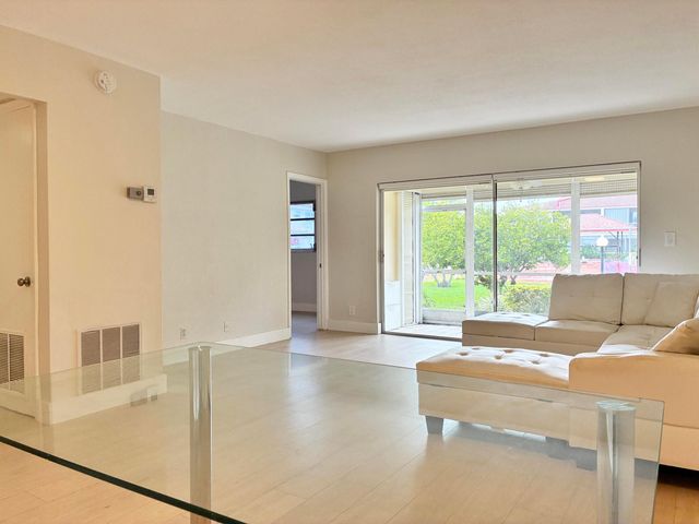 2204 NE 36th Street Apt 26, Lighthouse Point, FL 33064