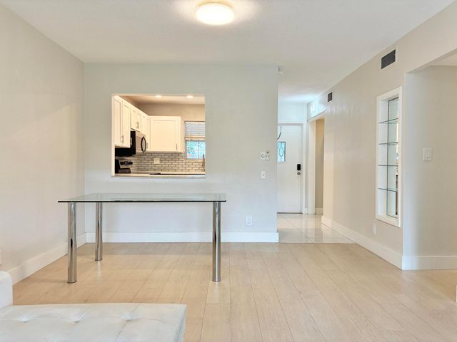 2204 NE 36th Street Apt 26, Lighthouse Point, FL 33064