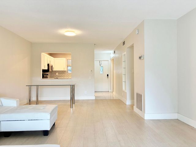 2204 NE 36th Street Apt 26, Lighthouse Point, FL 33064