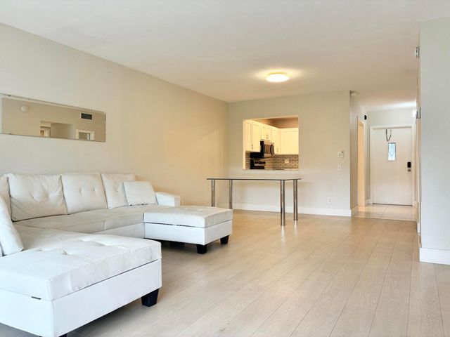 2204 NE 36th Street Apt 26, Lighthouse Point, FL 33064