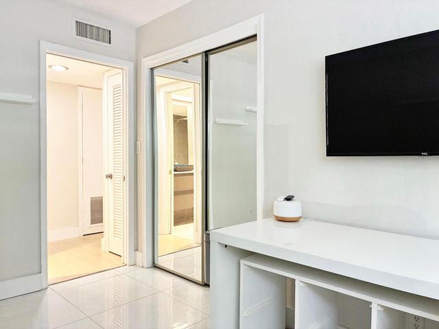 2204 NE 36th Street Apt 26, Lighthouse Point, FL 33064