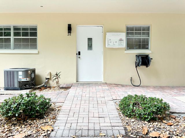 2204 NE 36th Street Apt 26, Lighthouse Point, FL 33064