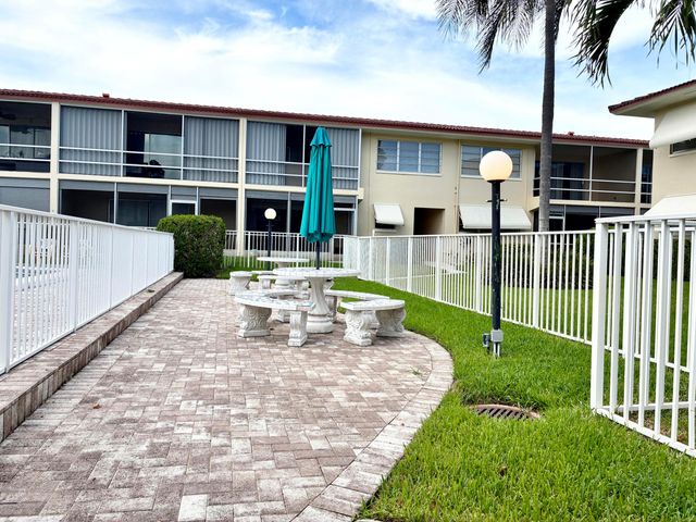 2204 NE 36th Street Apt 26, Lighthouse Point, FL 33064