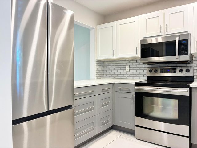 2204 NE 36th Street Apt 26, Lighthouse Point, FL 33064
