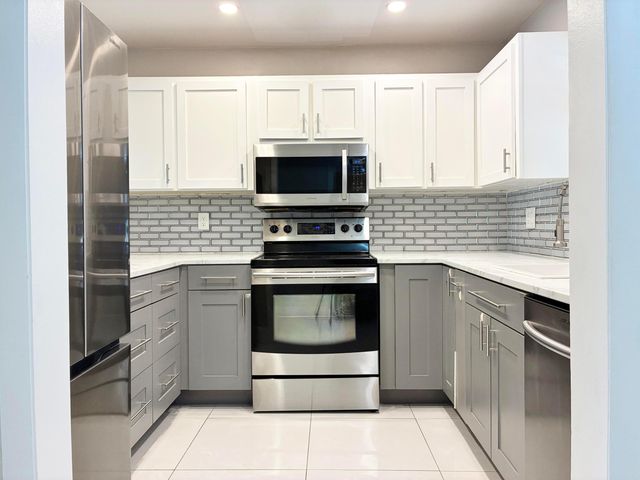 2204 NE 36th Street Apt 26, Lighthouse Point, FL 33064