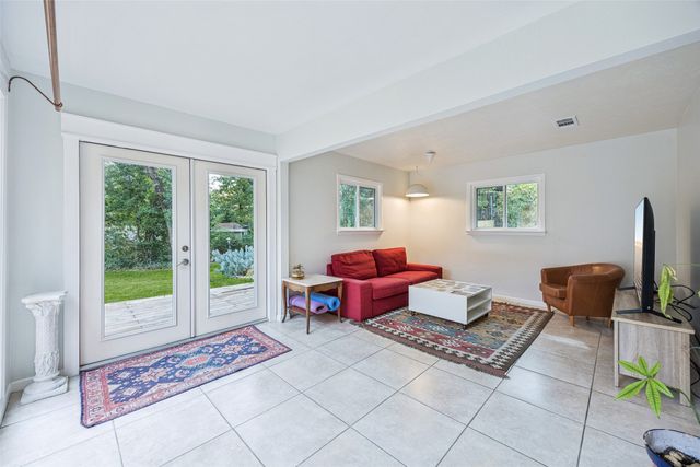 809 Valley Oaks Lane, Arlington, TX 76012