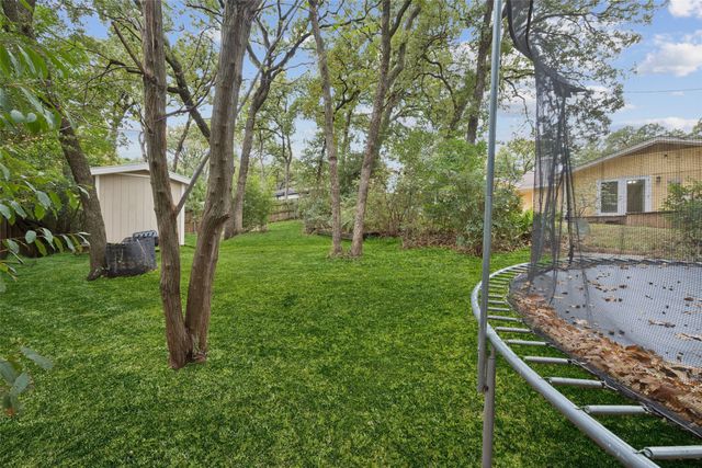 809 Valley Oaks Lane, Arlington, TX 76012