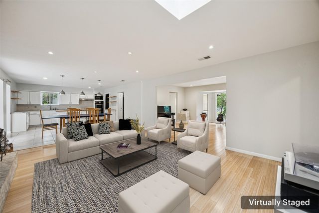 809 Valley Oaks Lane, Arlington, TX 76012