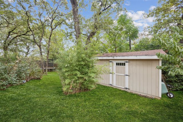 809 Valley Oaks Lane, Arlington, TX 76012