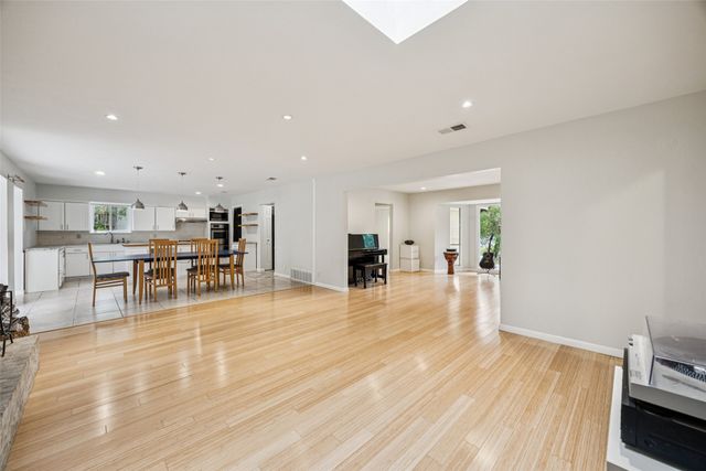 809 Valley Oaks Lane, Arlington, TX 76012