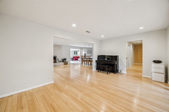 809 Valley Oaks Lane, Arlington, TX 76012