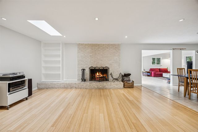 809 Valley Oaks Lane, Arlington, TX 76012