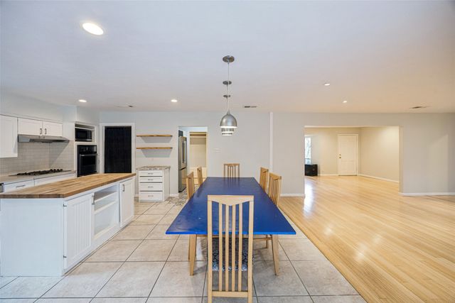 809 Valley Oaks Lane, Arlington, TX 76012